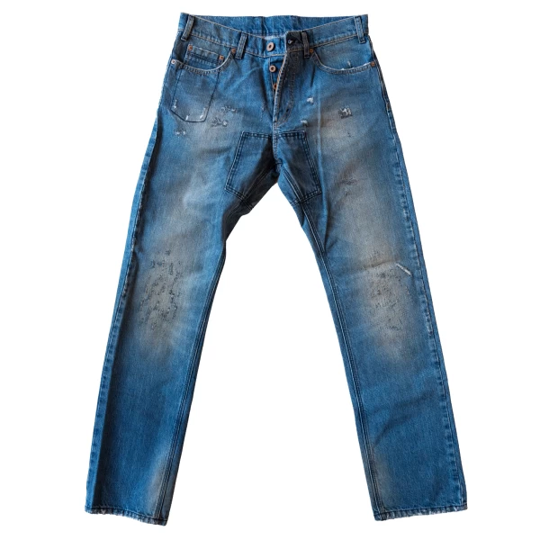 Vista frontale dei Superstone Jeans, denim moto vintage dal lavaggio stonewashed.