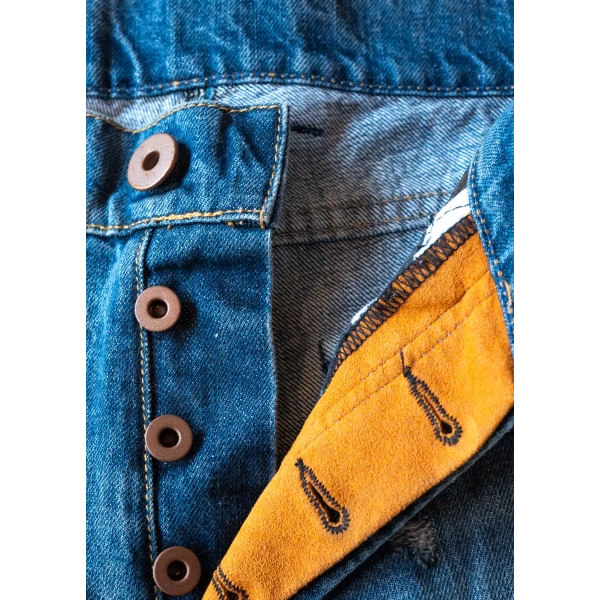 Dettaglio del tessuto Superstone con finiture essenziali e gusto vintage deciso.