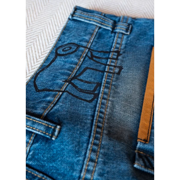 Dettaglio del tessuto Superstone con finiture essenziali e gusto vintage deciso.