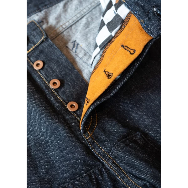 Dettaglio tessuto e finiture dei jeans moto selvedge dal carattere rockabilly.