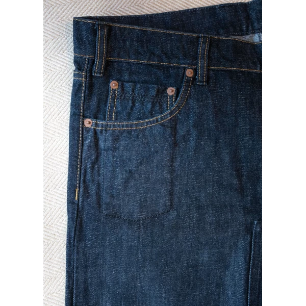Dettaglio tessuto e finiture dei jeans moto selvedge dal carattere rockabilly.