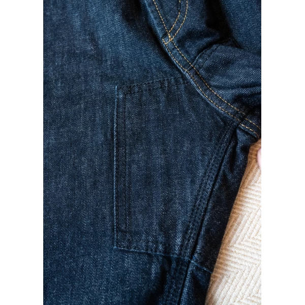 Dettaglio tessuto e finiture dei jeans moto selvedge dal carattere rockabilly.