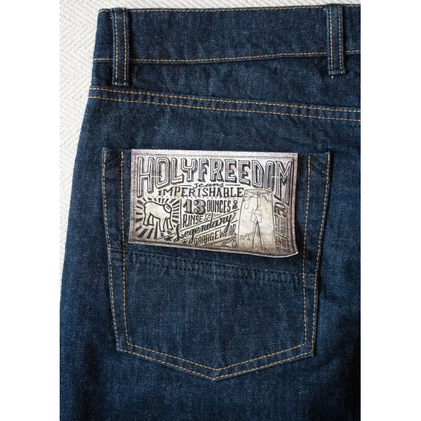 Dettaglio tessuto e finiture dei jeans moto selvedge dal carattere rockabilly.