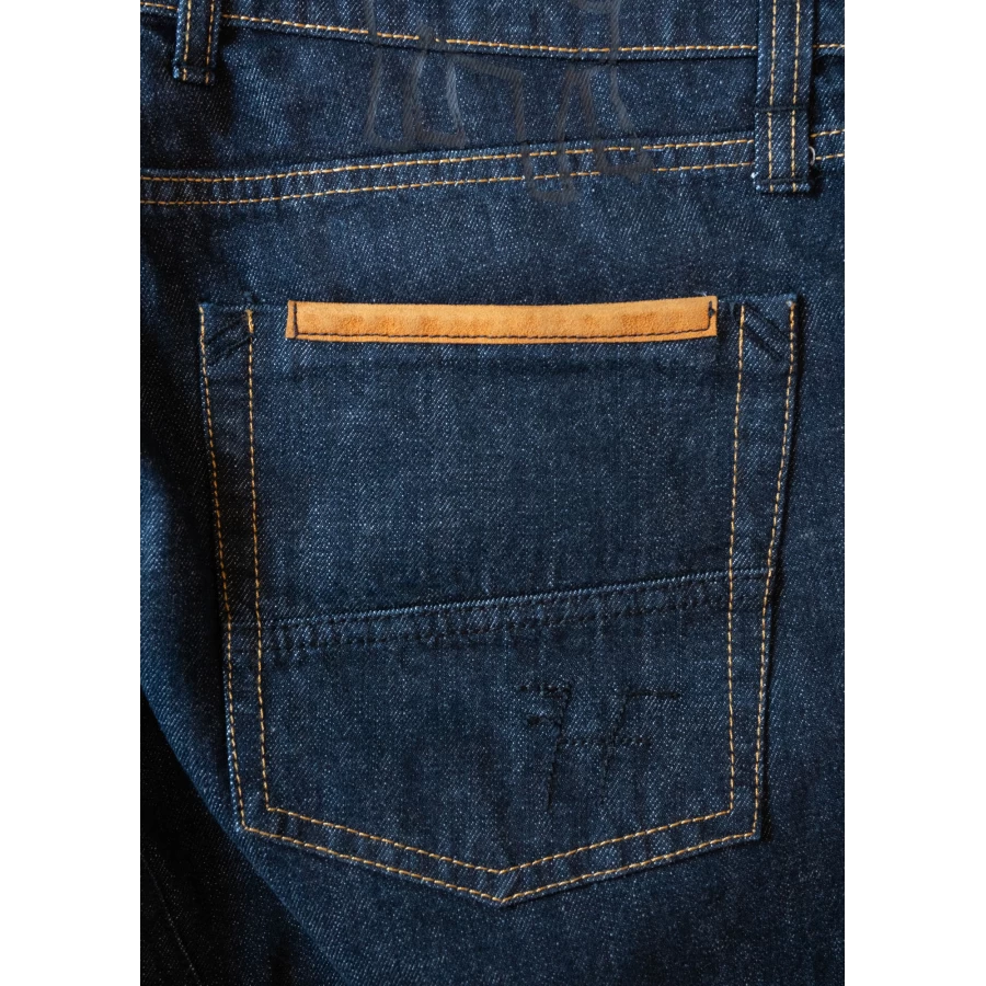Dettaglio tessuto e finiture dei jeans moto selvedge dal carattere rockabilly.