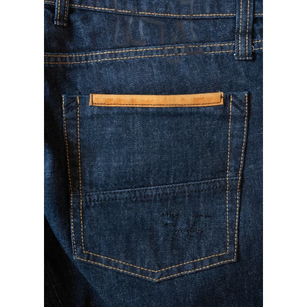Dettaglio tessuto e finiture dei jeans moto selvedge dal carattere rockabilly.