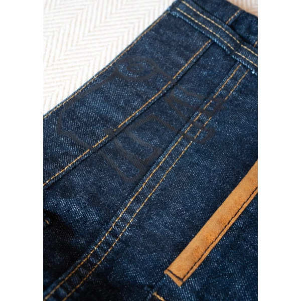 Dettaglio tessuto e finiture dei jeans moto selvedge dal carattere rockabilly.