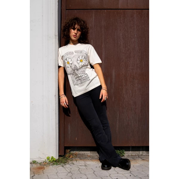 Fit femminile con jeans e giacca in pelle per uno stile moto casual e autentico.