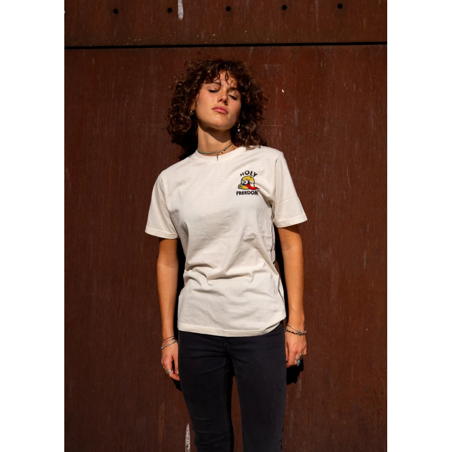 Fit femminile e look lifestyle per una t-shirt moto vintage da portare ogni giorno.