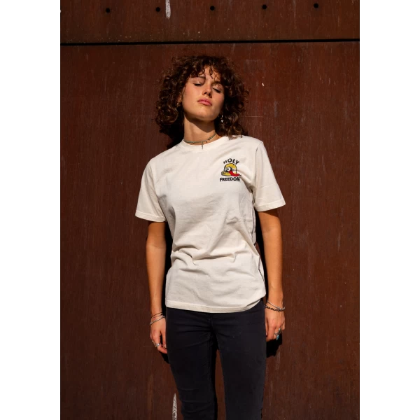Fit femminile e look lifestyle per una t-shirt moto vintage da portare ogni giorno.
