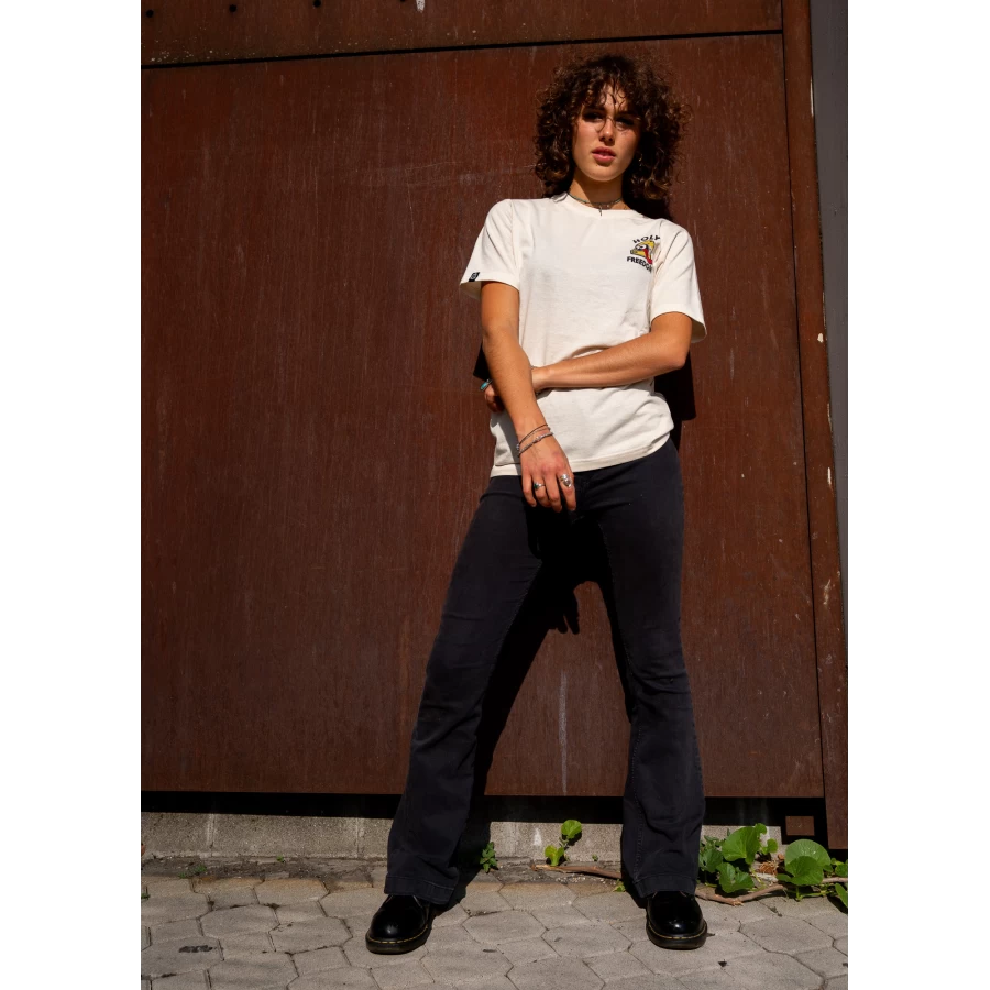 Fit femminile e look lifestyle per una t-shirt moto vintage da portare ogni giorno.