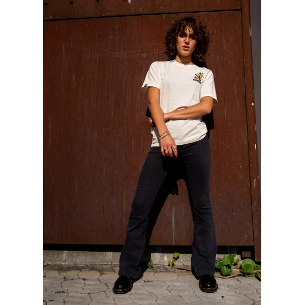 Fit femminile e look lifestyle per una t-shirt moto vintage da portare ogni giorno.