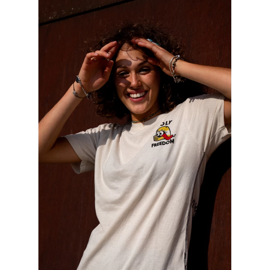 Dettaglio grafico Revenge Tee e finiture curate per un abbigliamento moto custom donna.