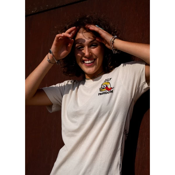 Dettaglio grafico Revenge Tee e finiture curate per un abbigliamento moto custom donna.