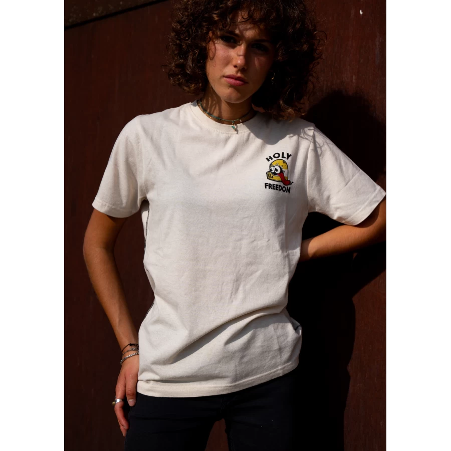 Fit femminile e look lifestyle per una t-shirt moto vintage da portare ogni giorno.