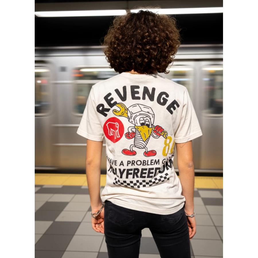Dettaglio grafico Revenge Tee e finiture curate per un abbigliamento moto custom donna.
