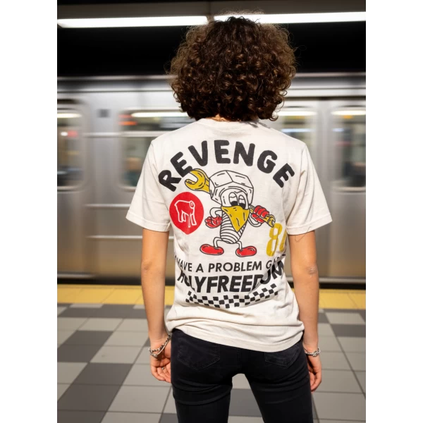 Dettaglio grafico Revenge Tee e finiture curate per un abbigliamento moto custom donna.