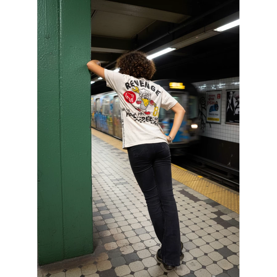 Fit femminile e look lifestyle per una t-shirt moto vintage da portare ogni giorno.