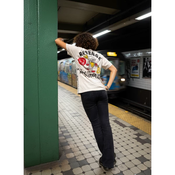 Fit femminile e look lifestyle per una t-shirt moto vintage da portare ogni giorno.
