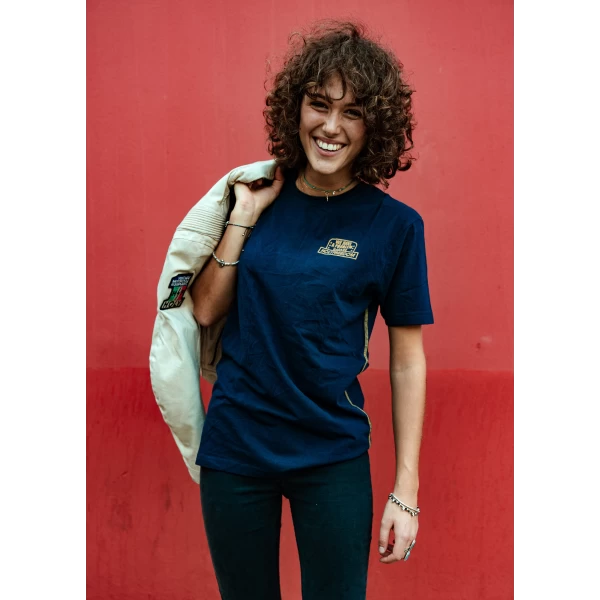 Fit femminile della Crew Blue Holyfreedom, facile da abbinare a jeans e giacca moto.