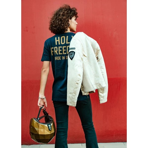 Dettaglio del design Crew Blue Holyfreedom, con linea pulita e stile biker autentico.