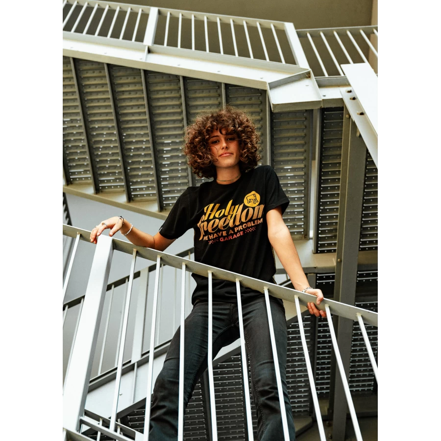 T-shirt vintage donna con grafica Rainbow, perfetta con jeans e accessori custom.