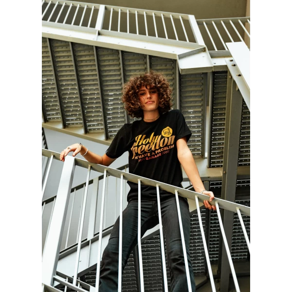 T-shirt vintage donna con grafica Rainbow, perfetta con jeans e accessori custom.