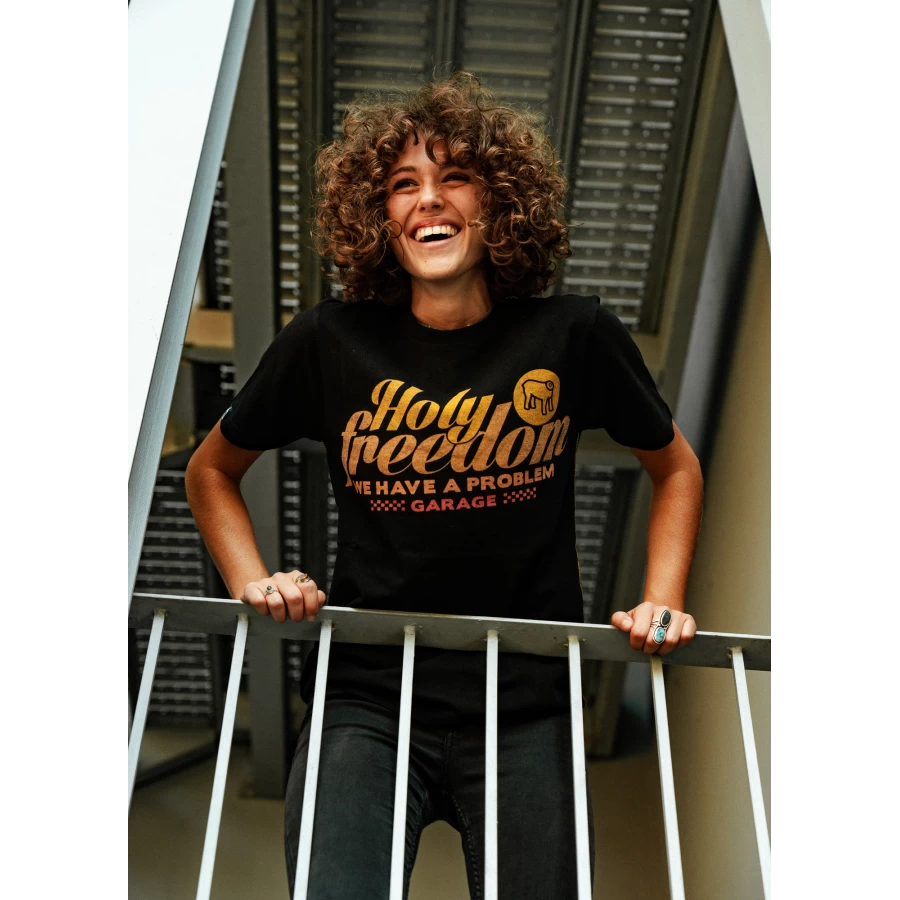 Grafica Rainbow colorata su t-shirt moto donna Holyfreedom per un look artistico e originale.