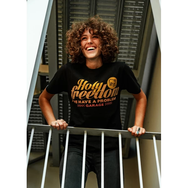 Grafica Rainbow colorata su t-shirt moto donna Holyfreedom per un look artistico e originale.