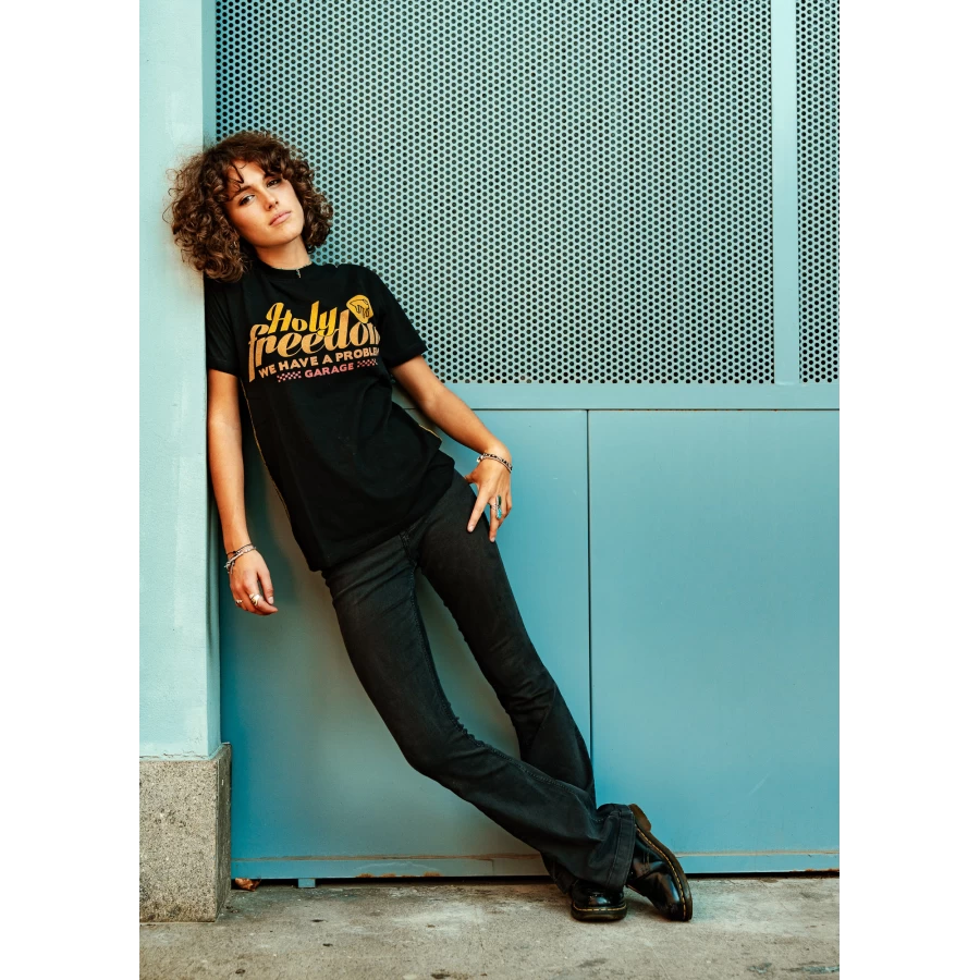 T-shirt vintage donna con grafica Rainbow, perfetta con jeans e accessori custom.