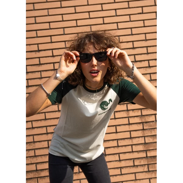 Fit donna con denim e giacca moto per un outfit custom dal carattere ribelle.