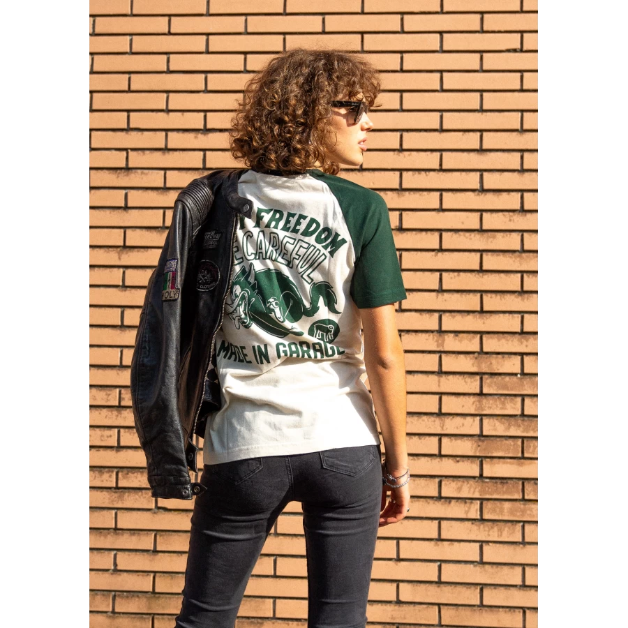 Dettaglio della grafica verde Be Carefull e del tessuto leggero della t-shirt.