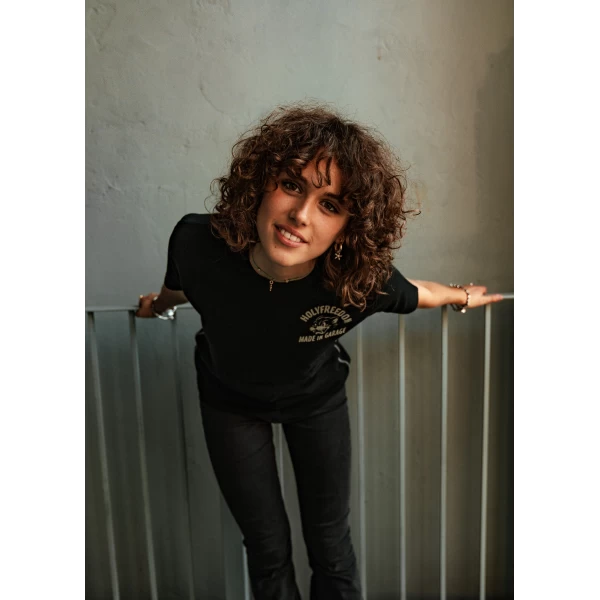 T-shirt donna Holyfreedom Felix Black con jeans e giacca per un look custom minimal.