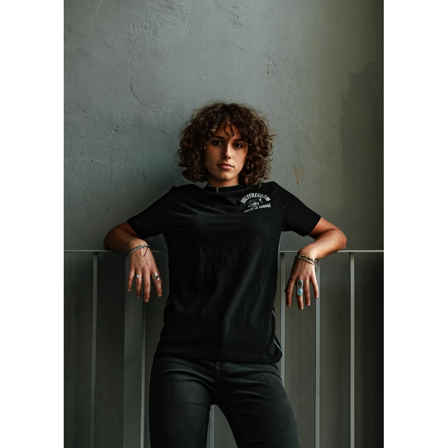 Dettaglio grafico Felix Black su t-shirt moto donna Holyfreedom, nero essenziale e ribelle.