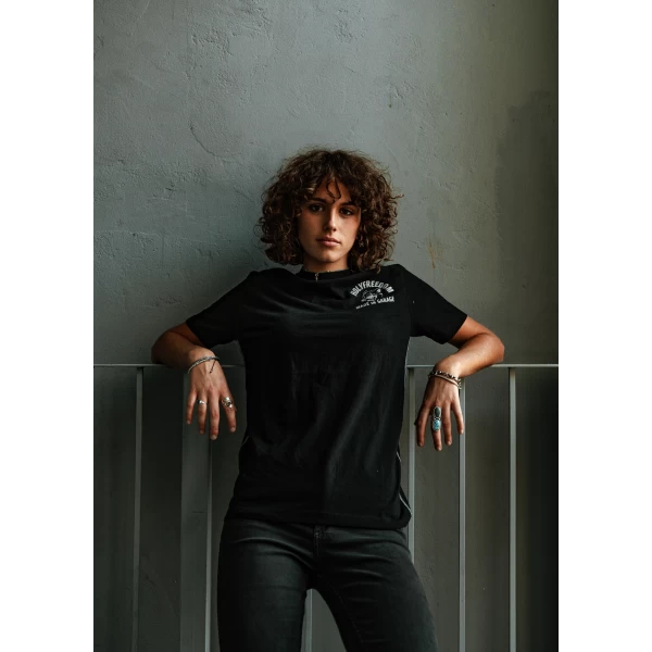 Dettaglio grafico Felix Black su t-shirt moto donna Holyfreedom, nero essenziale e ribelle.