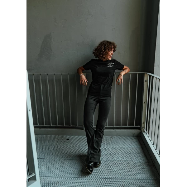 T-shirt donna Holyfreedom Felix Black con jeans e giacca per un look custom minimal.
