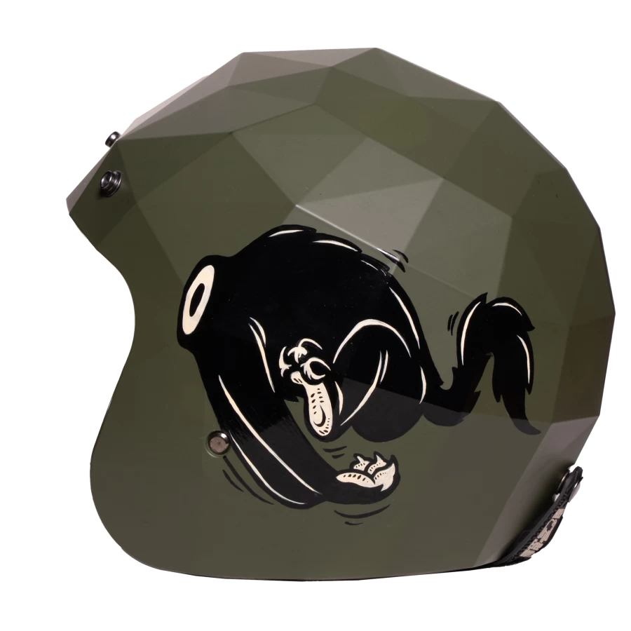 Dettaglio grafico del casco cafe racer handmade Holywolf con pittura custom esclusiva.