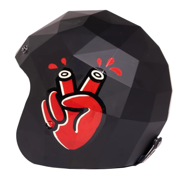 Dettaglio grafica Lovva su casco moto custom artigianale Holyfreedom.