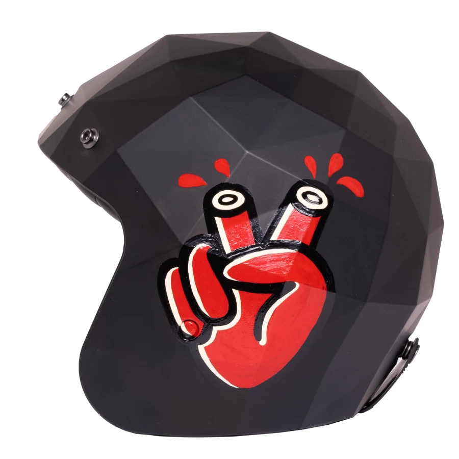 Vista frontale del casco vintage Holyfreedom Stealth Lovva dipinto a mano da Darius.