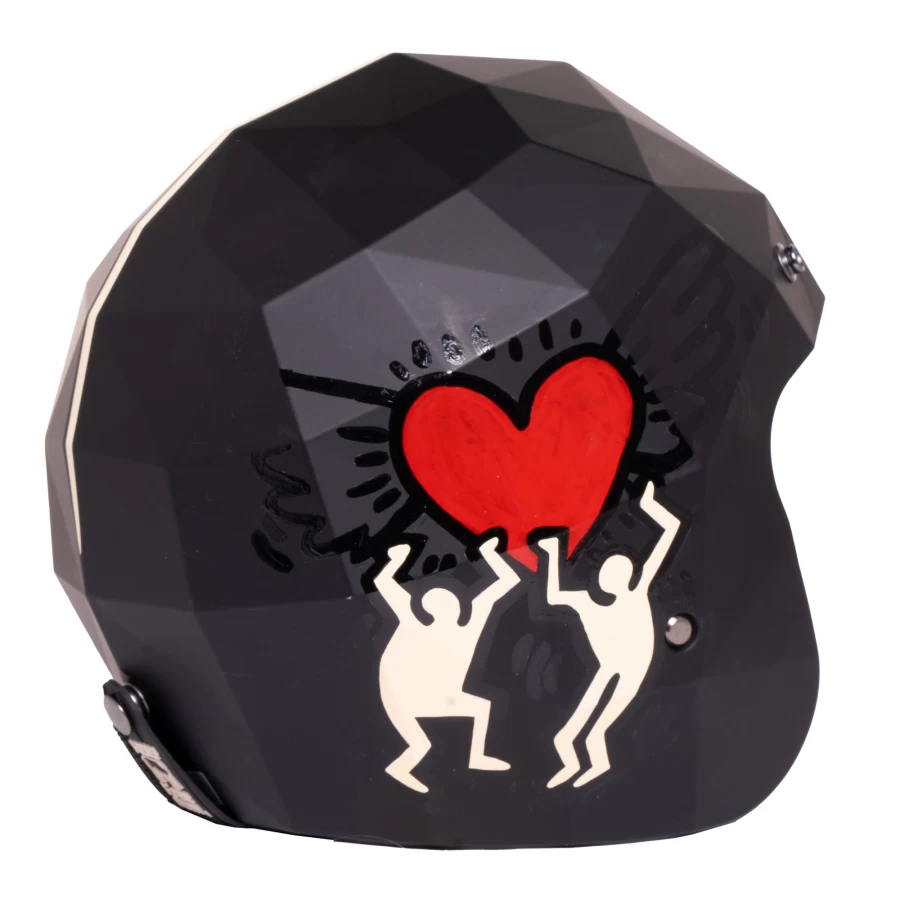Dettaglio grafica Pop Heart su casco moto custom Holyfreedom.