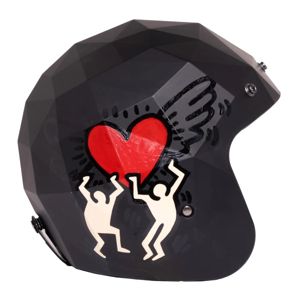 Vista frontale del casco vintage Holyfreedom Stealth Pop Heart dipinto a mano.