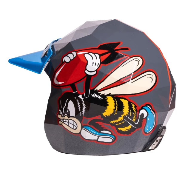 Dettaglio della grafica Bee Fast dipinta a mano sul casco Holyfreedom, vivace e originale.
