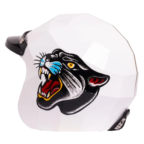Dettaglio della grafica Baghera dipinta a mano sul casco Holyfreedom, forte e dinamica.