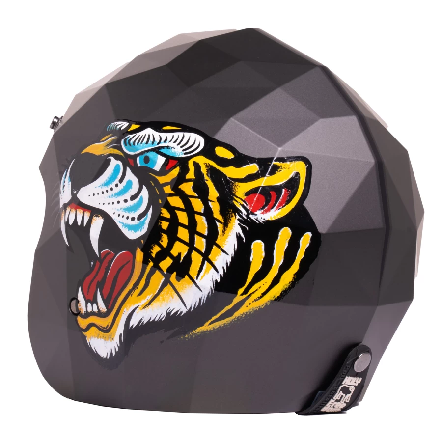 Dettaglio grafica Sandokan dipinta a mano su casco custom con stile cafe racer.