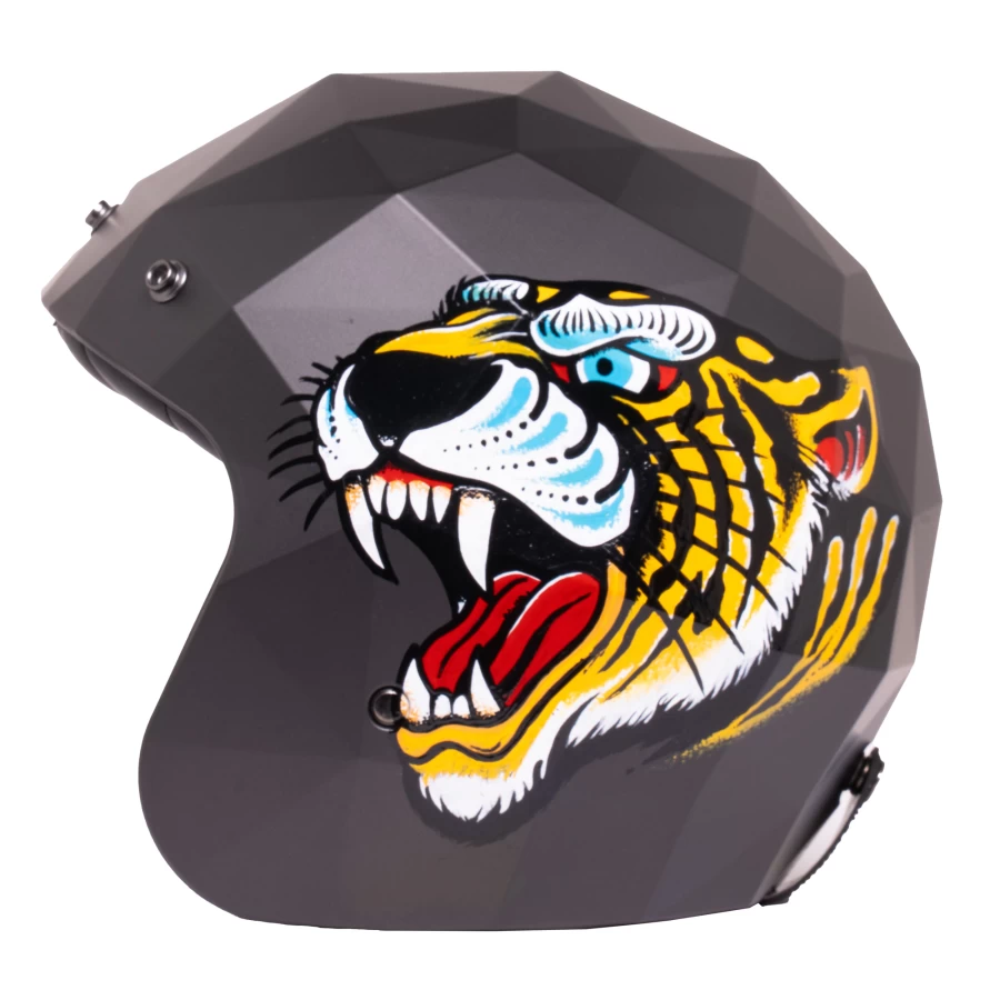Vista frontale del casco moto vintage Holyfreedom Stealth Sandokan, look deciso.