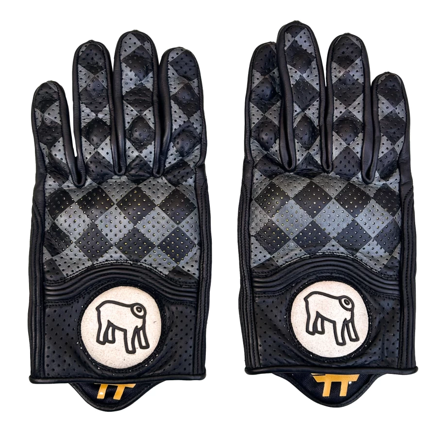 Dettaglio della pelle nera e delle cuciture dei guanti moto vintage Holyfreedom.