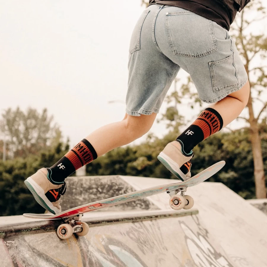 Calze Box Crew abbinate a look cafe racer e stivali, perfette per viaggio e garage.