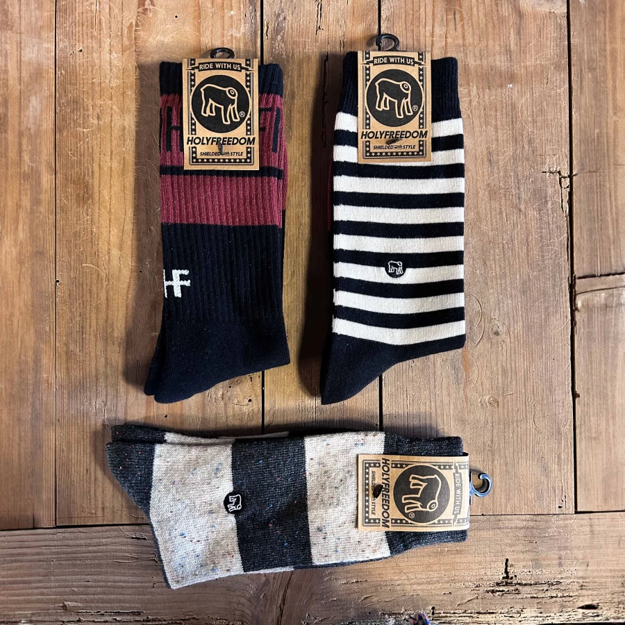 Vista frontale Box Crew Holyfreedom: tre paia di calze moto vintage dal fit confortevole.