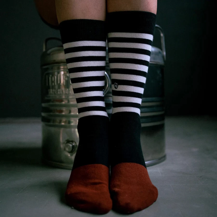Dettaglio grafico delle calze moto Holyfreedom con stile custom e finiture curate.