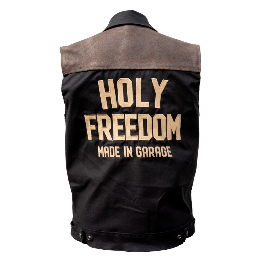 Vista frontale del gilet Hardcore Holyfreedom, essenziale e dal carattere biker.