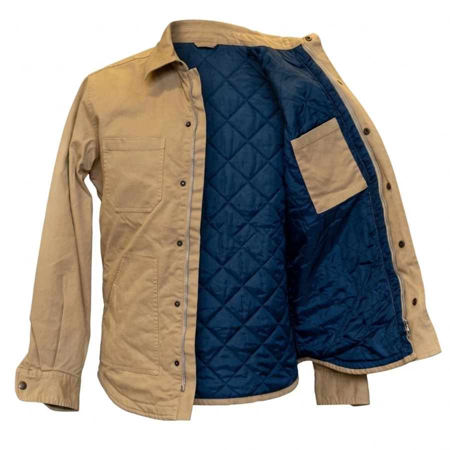 Dettaglio della camicia con texture in cotone e finiture curate per un look cafe racer autentico.